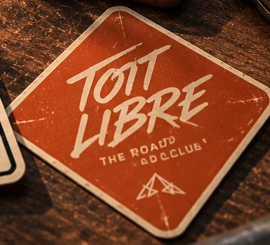 Détail du sticker orange Road Club dans la photo d'intention